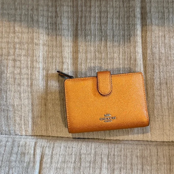 Coach Tangerine Textured Wallet like new, zippercompartment credit card ID area - Picture 6 of 8